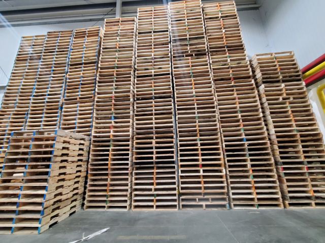 Just imagine all the deliciousness that was on these pallets before they arrived to recycling...🍻👀

#warehousepics #recycle #beerrecycling #palletrecycling #palletstacks #pallets #lknifeandson